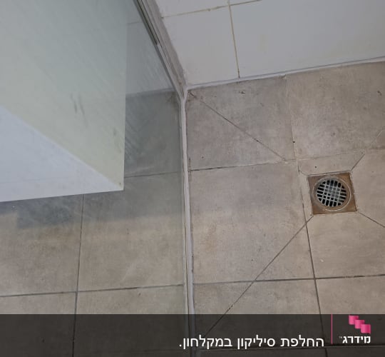 רצפת מקלחת עם ניקוז ופינת קיר